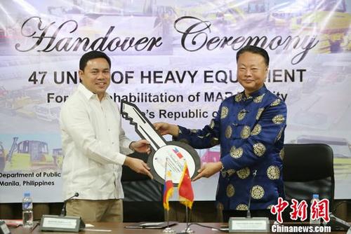 中国向菲律宾捐赠马拉维重建工程机械