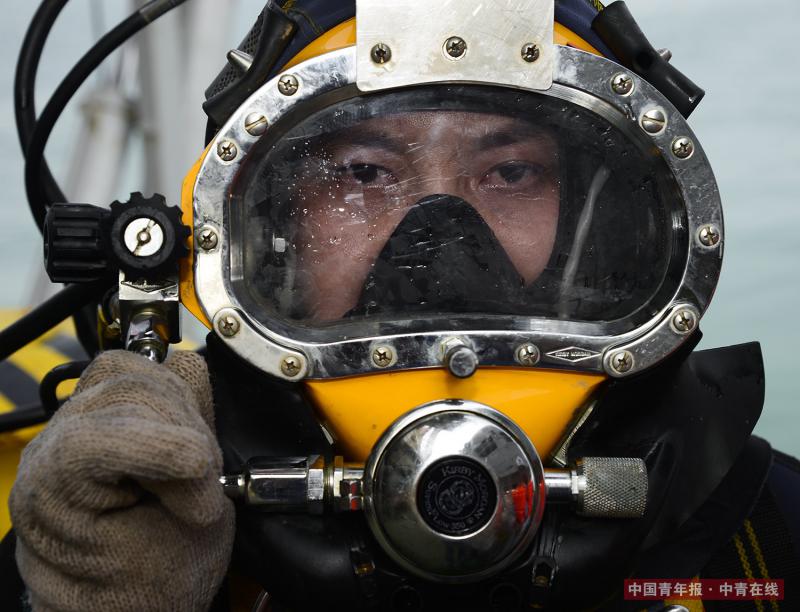 渤海湾钻井平台海上矿区，中海油“蛙人”楚金勇。有一群人常年生活在海上，工作在海底，与大海为伴，肩负着海底油气管道的建造和维护工作，楚金勇就是他们中的一员。由于作业条件艰苦，风险巨大，国际上将潜水的风险系数比肩宇航员。2005年12月，楚金勇退伍后来到海油工程维修公司，一干就是12年。作为潜水班班长的他每年平均出海260天以上，每次潜水都要在深度10~40米甚至更深的海底进行作业。视觉中国