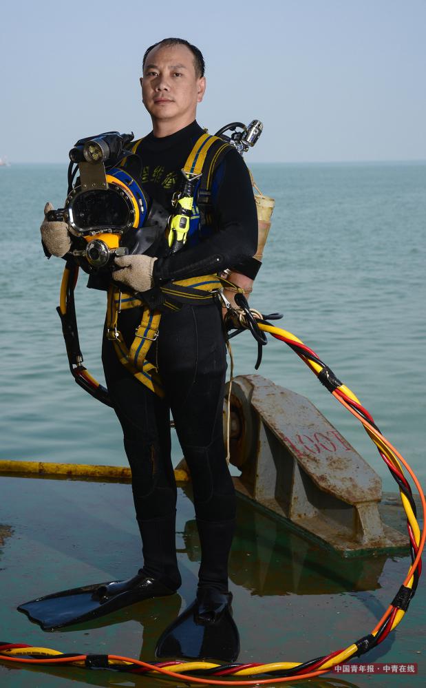 渤海湾钻井平台海上矿区，中海油“蛙人”楚金勇。有一群人常年生活在海上，工作在海底，与大海为伴，肩负着海底油气管道的建造和维护工作，楚金勇就是他们中的一员。由于作业条件艰苦，风险巨大，国际上将潜水的风险系数比肩宇航员。2005年12月，楚金勇退伍后来到海油工程维修公司，一干就是12年。作为潜水班班长的他每年平均出海260天以上，每次潜水都要在深度10~40米甚至更深的海底进行作业。