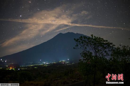 资料图：夜幕下的巴厘岛阿贡火山。