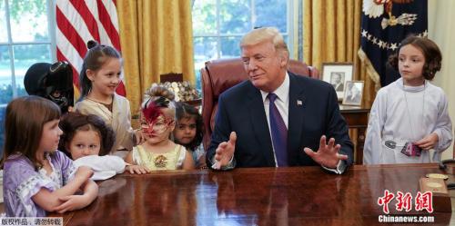 美国总统特朗普在白宫招待孩子们。