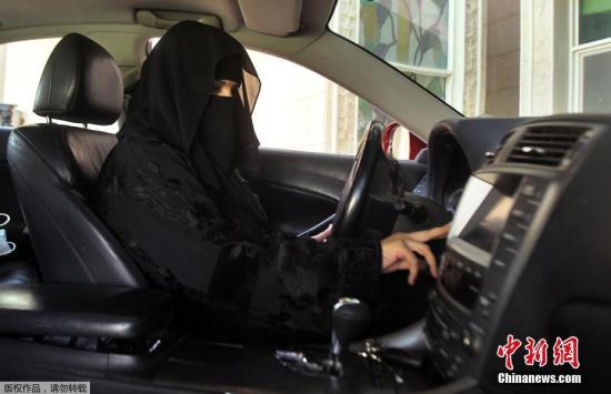 六年前一名沙特女性曾因开车上街被捕。不少中东网友此后在社交媒体上为她鸣不平，称赞她为倡导女权身体力行，有人认为争取阿拉伯女性权益的时机成熟。图为一名沙特女性正驾驶车辆。(资料图)