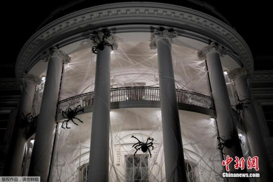 当地时间2017年10月28日，美国华盛顿，白宫南部门廊被巨大的蜘蛛和蛛网模型包围，这是白宫为了庆祝万圣节而准备的装扮。