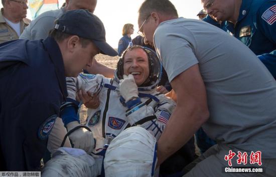 当地时间2017年9月3日，哈萨克斯坦，据俄罗斯卫星网报道，俄罗斯地面飞行控制中心向记者表示，三名宇航员搭乘“联盟MS-04”号飞船的返回舱从国际空间站平安返回，成功降落在哈萨克斯坦境内。据悉，返回地面的是俄航天集团公司宇航员费奥多尔·尤尔奇欣、美国宇航员佩吉·惠特森和杰克·费希尔。在国际空间站下一批53/54考察组抵达前，继续驻留在空间站上的还有3名宇航员，分别是俄罗斯宇航员谢尔盖·梁赞斯基， 美国宇航员兰道夫·布莱斯尼克和意大利宇航员保罗·内斯波利。