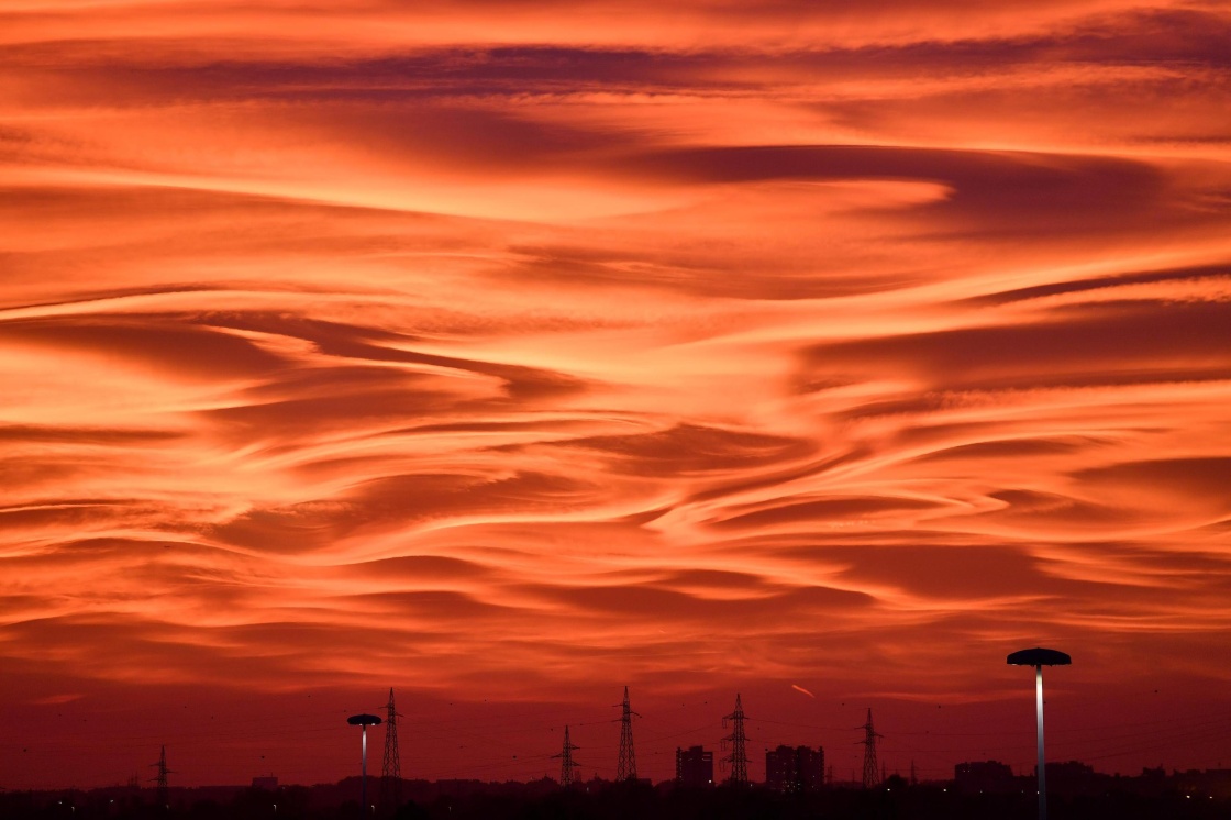 意大利现奇幻日落美景，天空似红色沙漠-中青在线