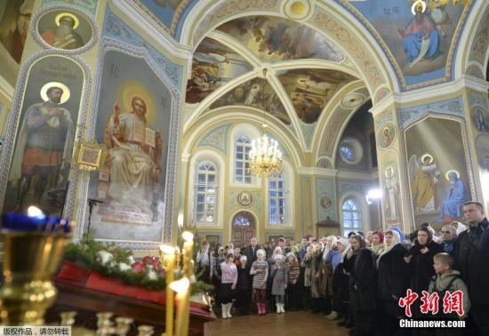 当地时间2016年1月7日，俄罗斯特维尔州，总统普京出席东正教圣诞庆祝仪式。每年的1月7日是东正教圣诞节，而受东正教文化影响最深的就是俄罗斯人。