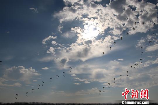 世界飞行者大会：69名中国动力伞选手升空创纪录