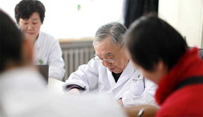 (张琪（右二）在位于哈尔滨的黑龙江省中医药科学院国医堂出诊 来源：新华网)