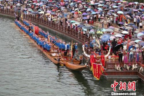 贵州省施秉县舞阳河畔，长77.8米宽2.5米的“中华苗族第一龙”入选吉尼斯世界纪录，夺得最长木龙舟称号。