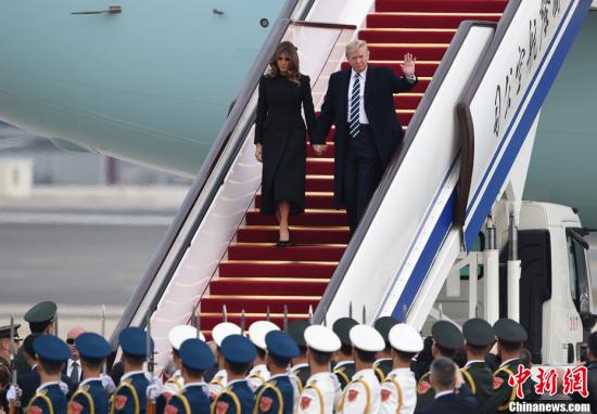 11月8日，美利坚合众国总统唐纳德·特朗普乘坐专机抵达北京，开始对中国进行国事访问。<a target='_blank' href='http://www.chinanews.com/'><p align=
