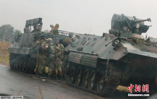 资料图：当地时间11月14日，津巴布韦首都哈拉雷，士兵站在军车旁。据多家外媒报道，津巴布韦首都哈拉雷连续发生数起爆炸，并有大批陆军部队开进城中。有部队夺取了津巴布韦国家电视台的控制权。