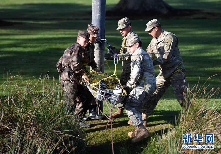 11月18日，在美国俄勒冈州锡赛德的国民警卫队拉里叶军营，中美两军参演人员共同演练单绳桥救援。