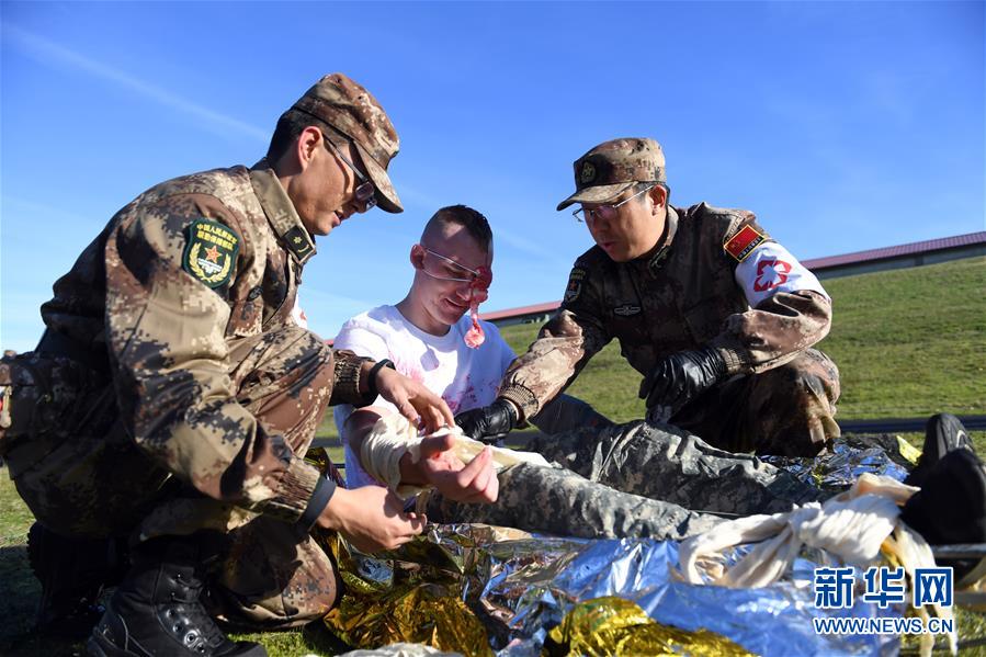 11月18日，在美国俄勒冈州锡赛德的国民警卫队拉里叶军营，中美两军参演人员一同救治“伤员”。