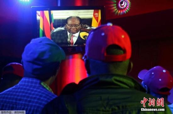津巴布韦执政党表示，穆加贝必须在星期一中午前辞去总统职务，否则将被弹劾。