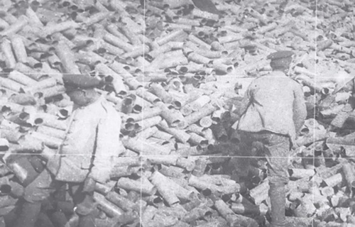 1919年中国劳工在一片废弃的炮弹壳之中。(法国欧洲时报网资料图 图片来源：威廉·詹姆斯·霍金个人收藏，版权归约翰·德·路西所有)