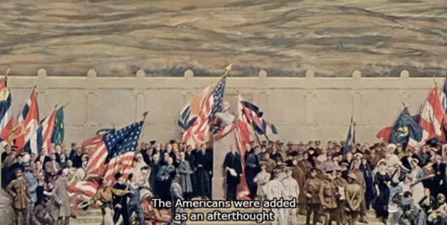 巨幅壁画《战争万神殿》中，美军的形象是在1917年被临时加上的，而因此被“牺牲掉”的，正是中国劳工的部分。(图片来源：BBC视频截图)