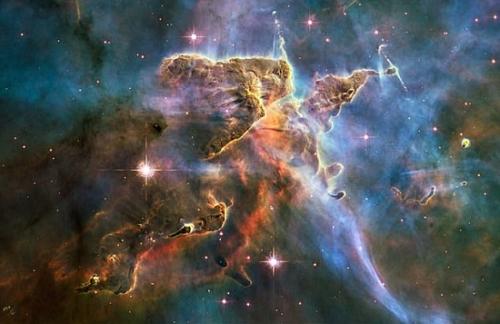 资料图：哈勃望远镜拍摄到的船底座星云(Carina Nebula)内部的星际气体和尘埃图像。(图片来源：NASA)