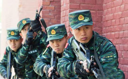 李玉峰(右一)带领官兵进行战术训练 李建军 摄