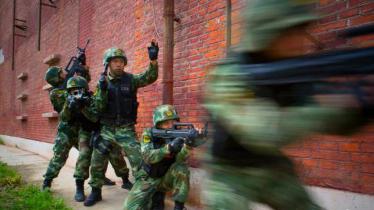 李玉峰(左三)指挥特战队员在演习中交替掩护 李建军 摄