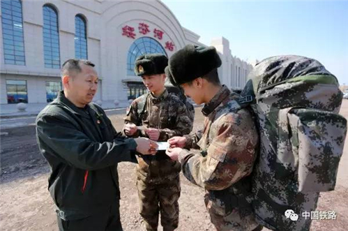 【暖新闻】中国军人的荣耀时刻：一个敬礼表达千言万语