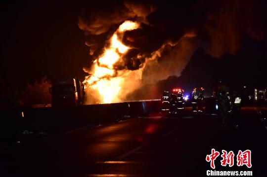 广西北海油罐车追尾大货车致2人死亡