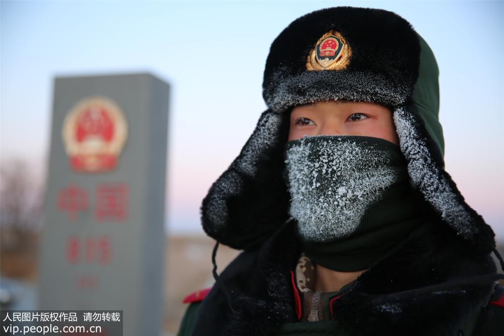 内蒙古开启“冰冻周” 边防哨兵-30℃界碑站岗