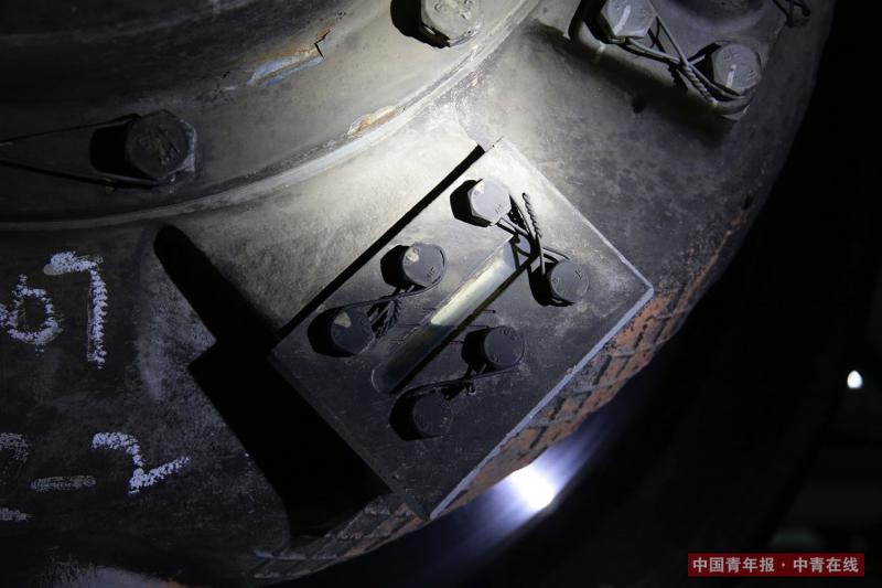 2月2日晚，北京南动车所，“复兴”号动车组齿轮箱上的润滑油刻度表。中国青年报·中青在线记者 陈剑/摄