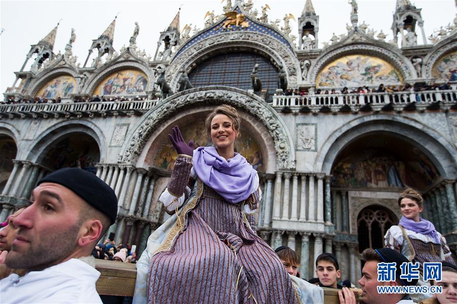 2月3日，在意大利威尼斯，穿着传统服饰的“玛丽”被抬进圣马可广场。