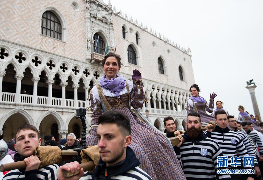 2月3日，在意大利威尼斯，穿着传统服饰的“玛丽”被抬进圣马可广场。