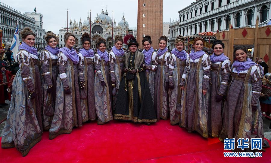 2月3日，在意大利威尼斯，穿着传统服饰的“玛丽”在圣马可广场合影。