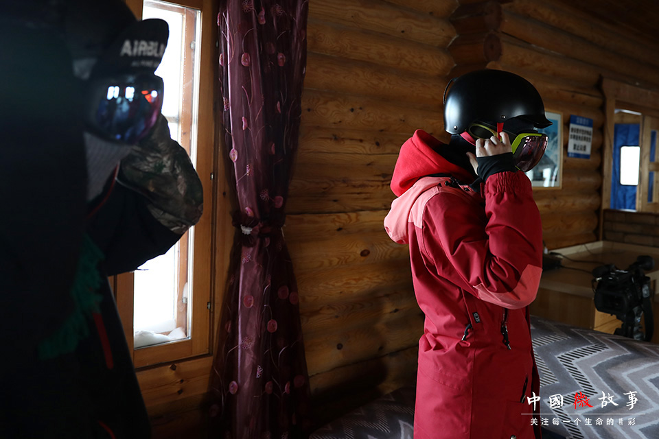 滑雪有一定的危险性，子云和豆豆进入雪场前，会仔细检查装备，确保安全。