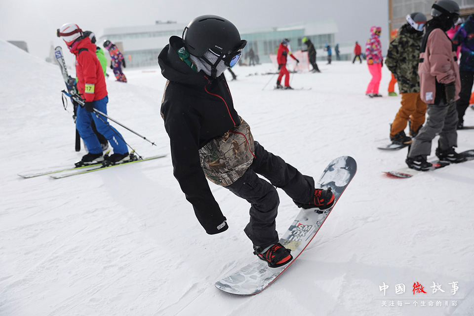 接触滑雪的时间更长，子云掌握了更多的高难度动作。