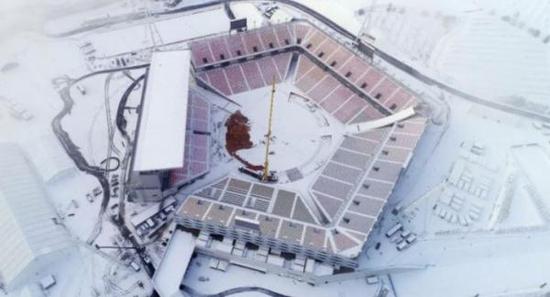 平昌冬奥会以节俭办奥运为目的兴建的临时开闭幕式露天体育场，就不得不临时加装取暖装置。