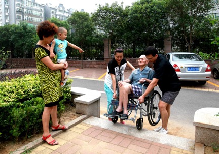 2014年夏天，房泽秋一家人与李玉柱。（央视网记者 李文亮 摄）