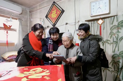 2018年春节前，房泽秋（左二）与志愿者走访看望90岁的朱大娘。 （央视网记者 李文亮 摄）
