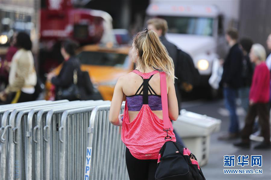 2月21日，一名女子从美国纽约时报广场走过。