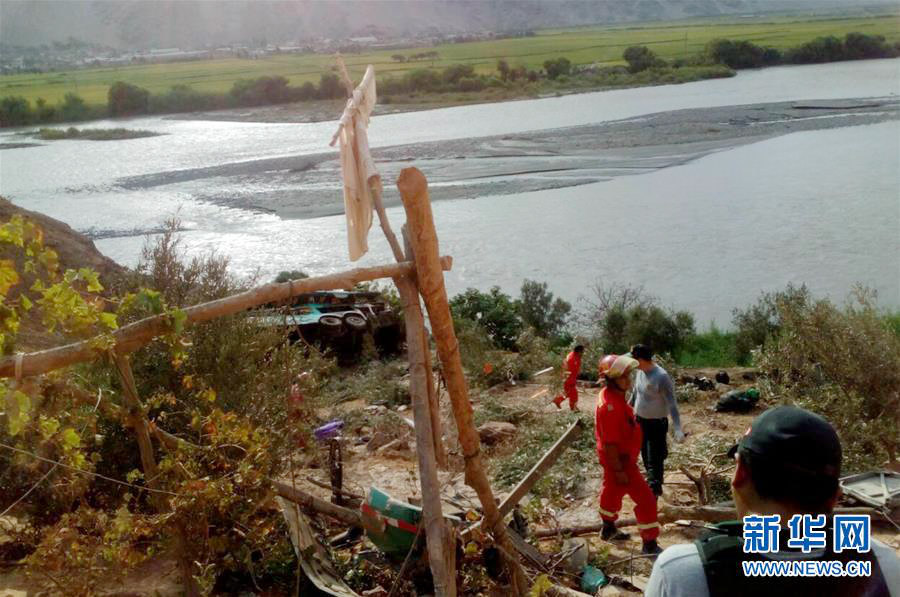 2月21日，人们在秘鲁阿雷基帕省卡马纳地区的大客车事故现场参与救援。