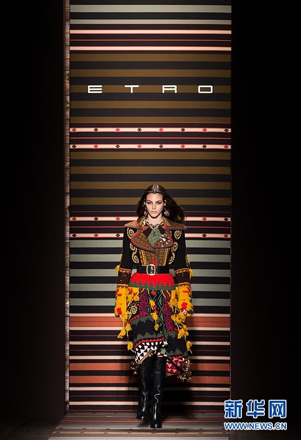2月23日，在意大利米兰，模特展示Etro品牌2018/19秋冬女装新品。