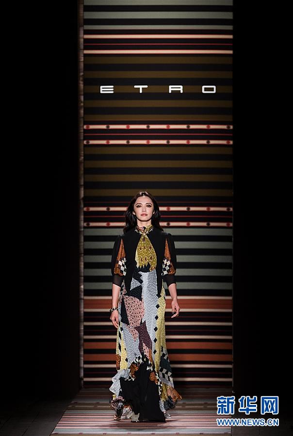 2月23日，在意大利米兰，演员姚晨展示Etro品牌2018/19秋冬女装新品。