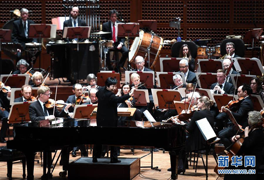 2月24日，在美国旧金山戴维斯音乐厅，青年指挥家张弦指挥旧金山交响乐团。
