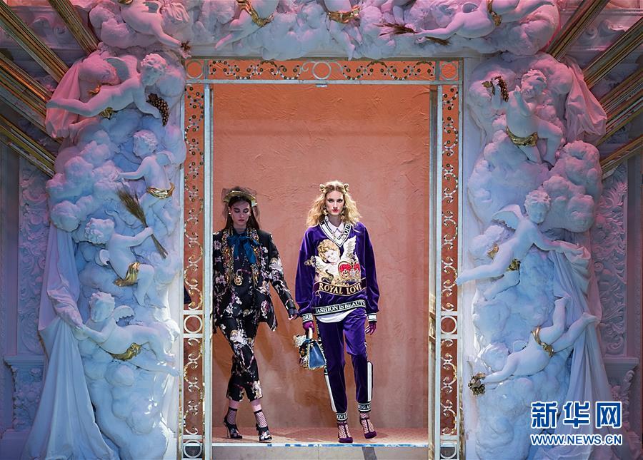 2月25日，在意大利米兰，模特展示杜嘉班纳品牌2018/19秋冬女装新品。