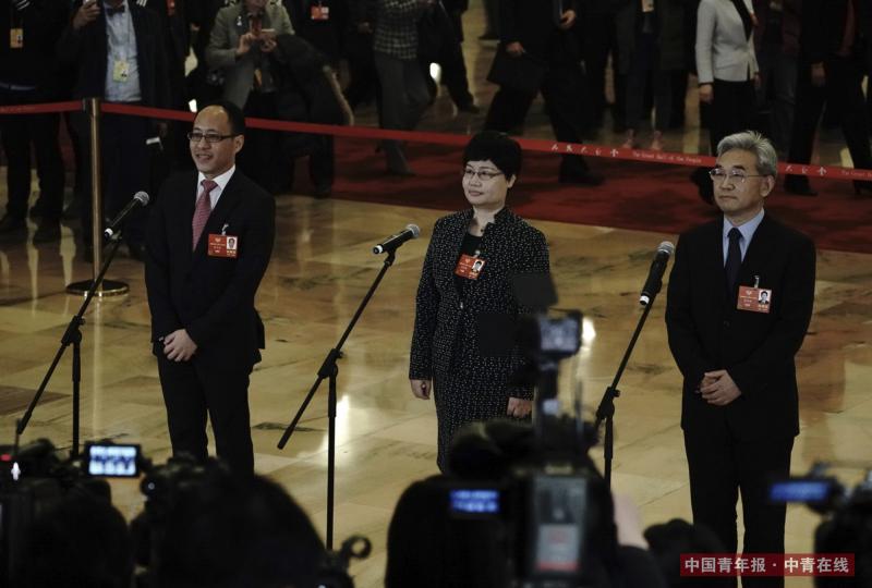 全国政协委员李文俊（左）、吕忠梅（中）、张桃林在“委员通道”接受采访。中国青年报·中青在线记者 赵迪/摄（编辑：李峥苨）
