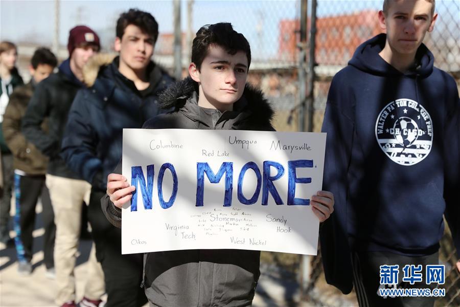 3月14日，在美国芝加哥，学生集会抗议枪击暴力。新华社记者汪平摄