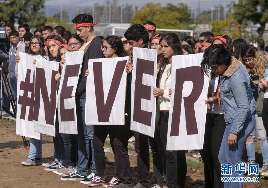 3月14日，在美国洛杉矶，学生集会抗议枪击暴力。新华社发（赵汉荣摄）