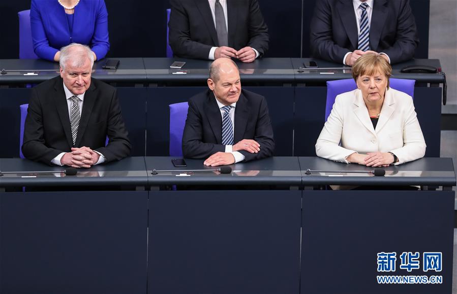 3月14日，在德国首都柏林，德国总理默克尔（右）、德国副总理兼财政部长肖尔茨（中）和内政部长泽霍费尔出席宣誓仪式。