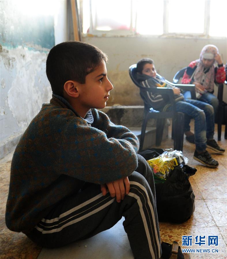 3月13日，在叙利亚大马士革东郊，从东古塔地区撤离的平民被集中到一所学校落脚。