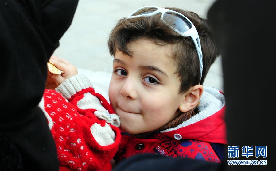这是3月13日在叙利亚大马士革东郊拍摄的一名从东古塔地区撤离的儿童。