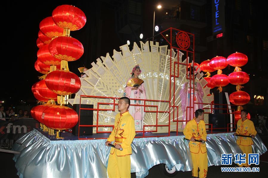 3月17日，在南非开普敦市，当地华侨华人的灯笼花车参加巡游。