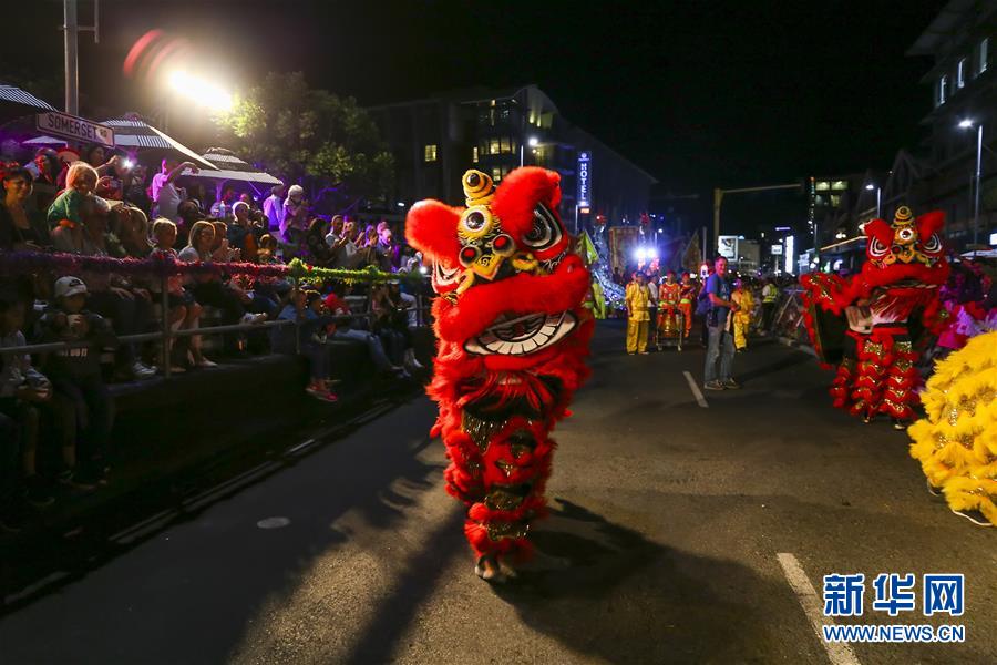 3月17日，在南非开普敦市，当地华侨华人进行舞狮表演。