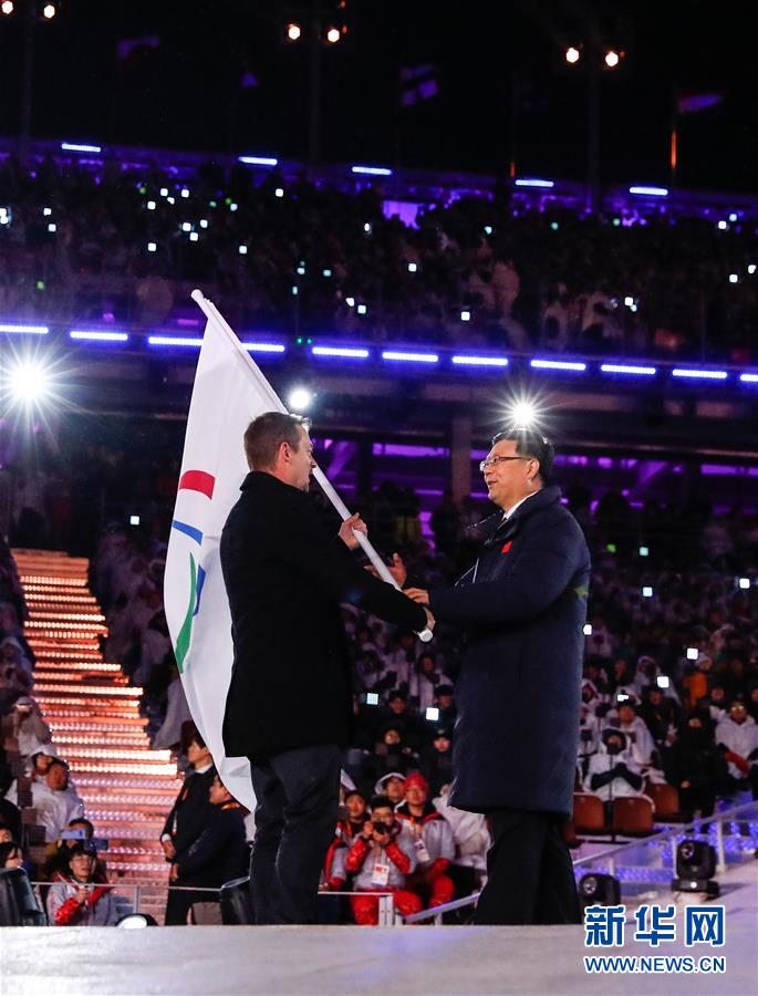 3月18日，北京市市长陈吉宁（右）从国际残奥委会主席帕森斯手中接过残奥会会旗。